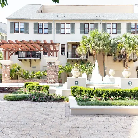 Carriage House Hotel