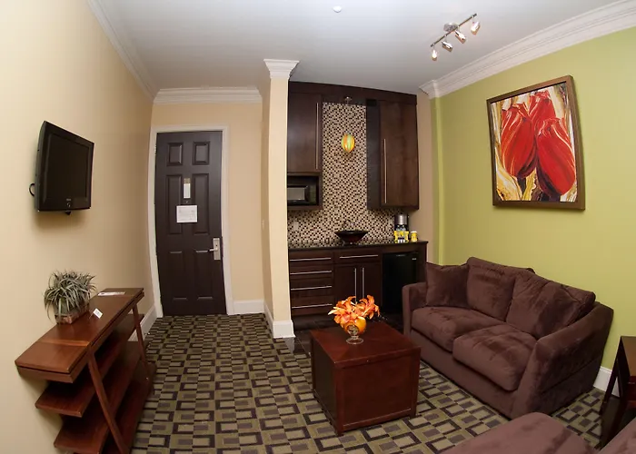 Carriage House Hotel