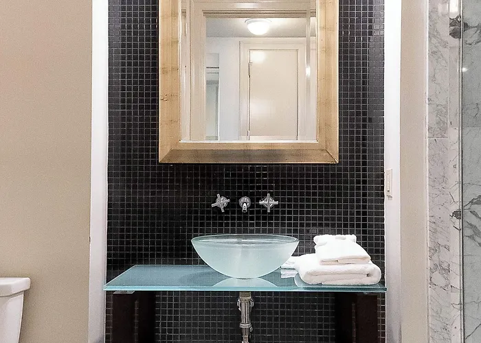 Carriage House Hotel
