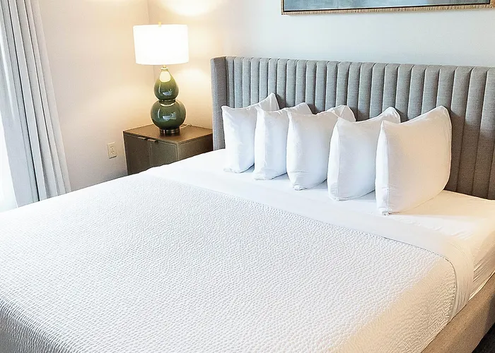 Carriage House Hotel 3*