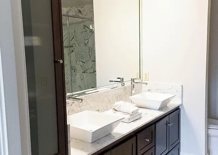 Carriage House Hotel 3*