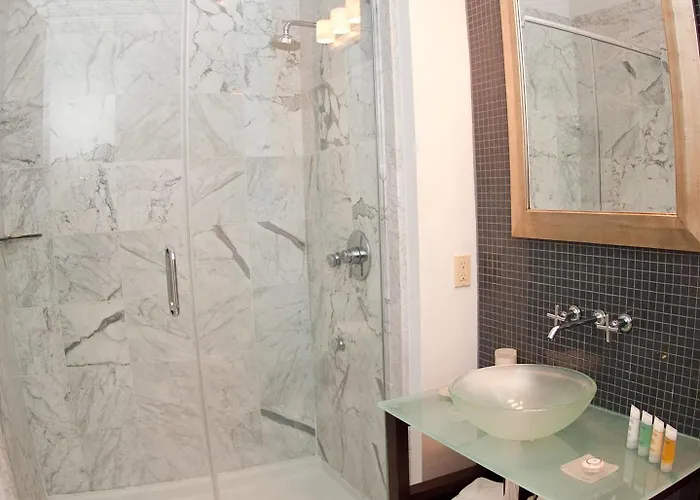 Carriage House 3*
