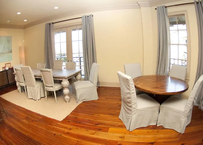 Carriage House Hotel 3*