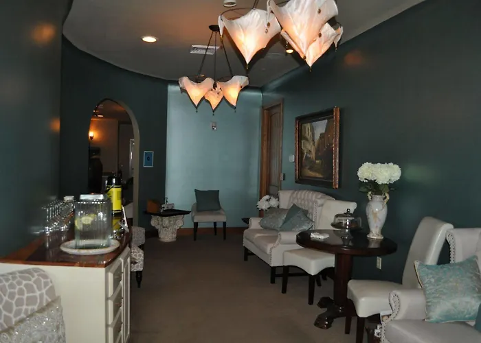 Carriage House Hotel 3*